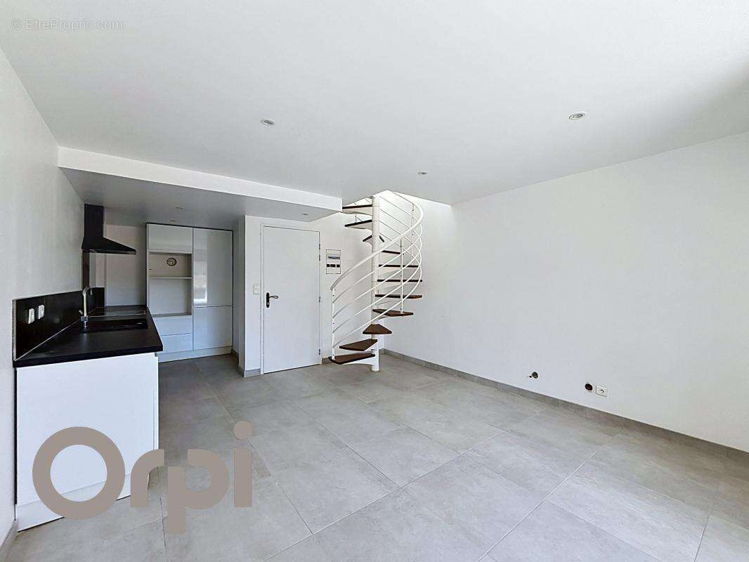 Appartement à ROQUEBRUNE-SUR-ARGENS