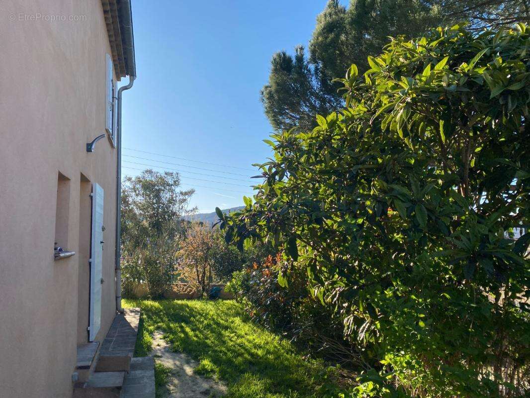 Maison à LE PUY-SAINTE-REPARADE
