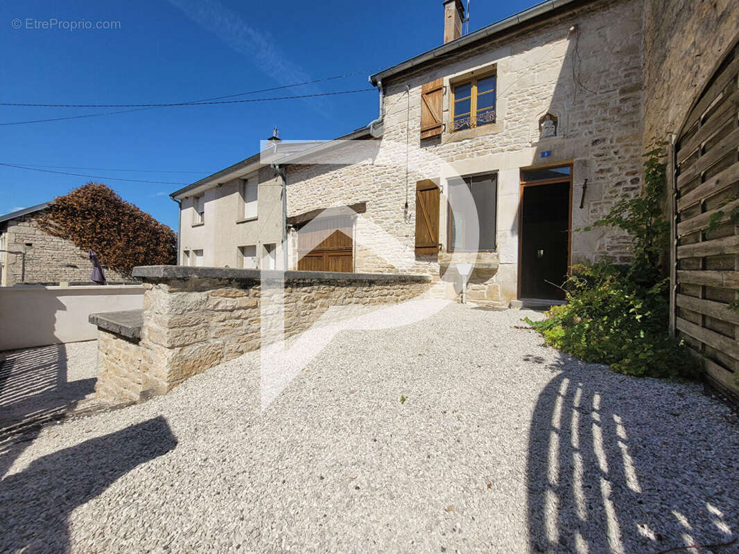 Maison en Pierre Apparente : Votre Refuge Authentique au Coeur de la Nature - photo 2
