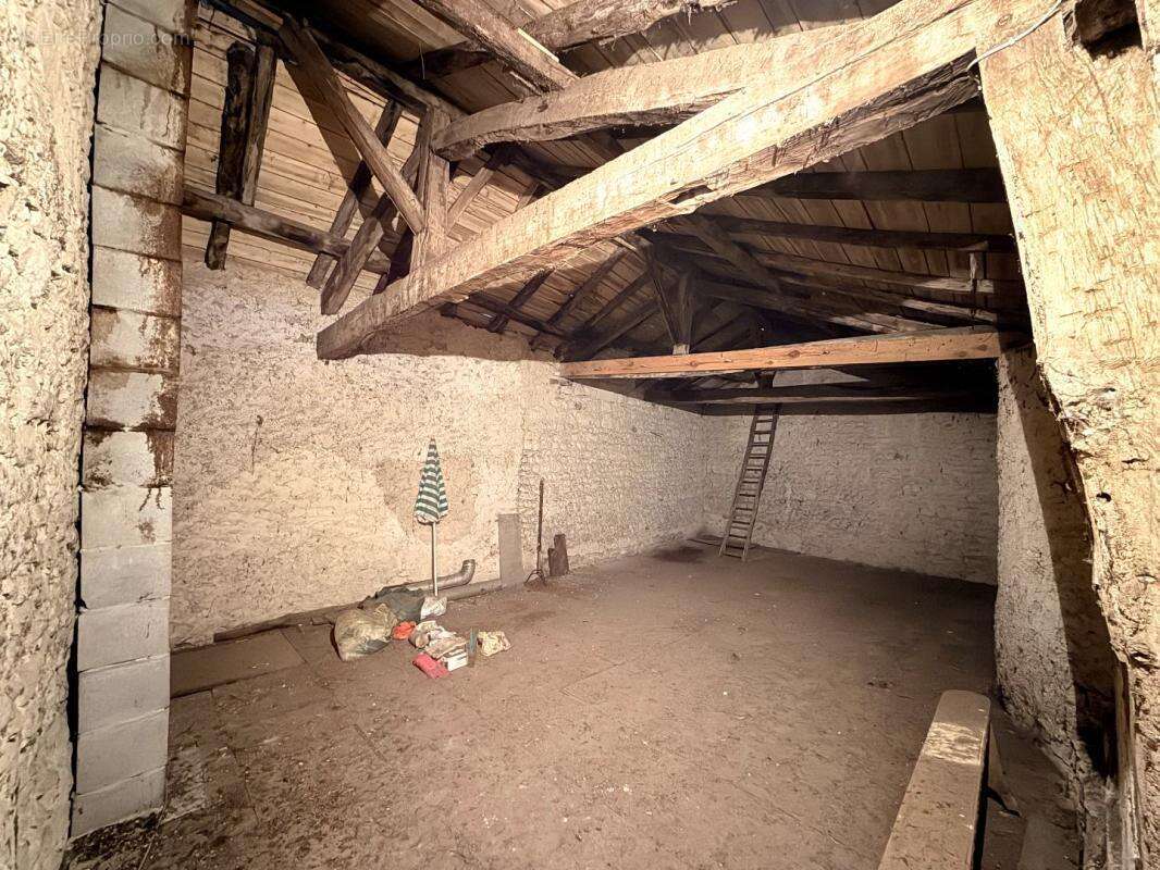 Maison à VILLEBOIS-LAVALETTE