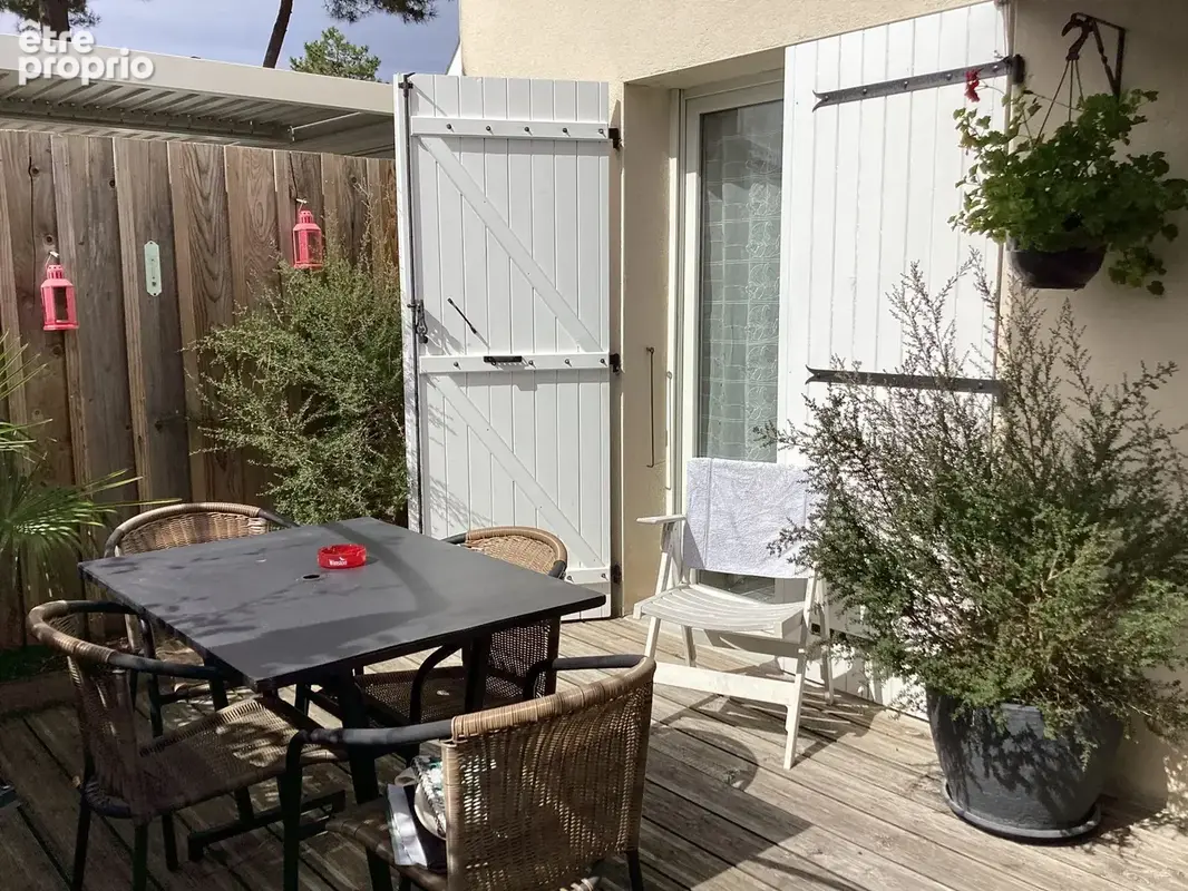 COIN REPAS EXTERIEUR/ 