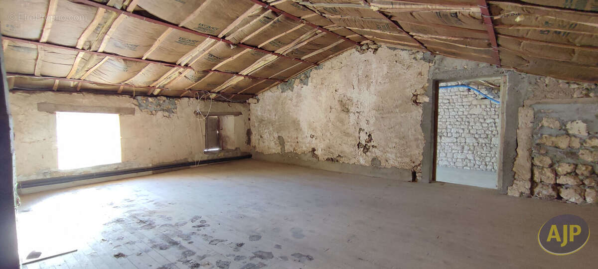 Maison à SAINT-PALAIS-DE-PHIOLIN