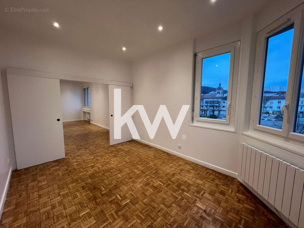 Appartement à LE CHAMBON-FEUGEROLLES