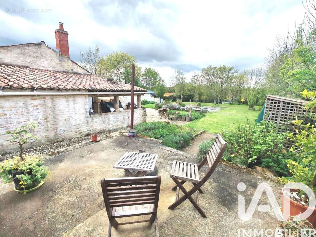 Maison 140 m² à Saint-Martin-Des-Fontaines  - photo 3