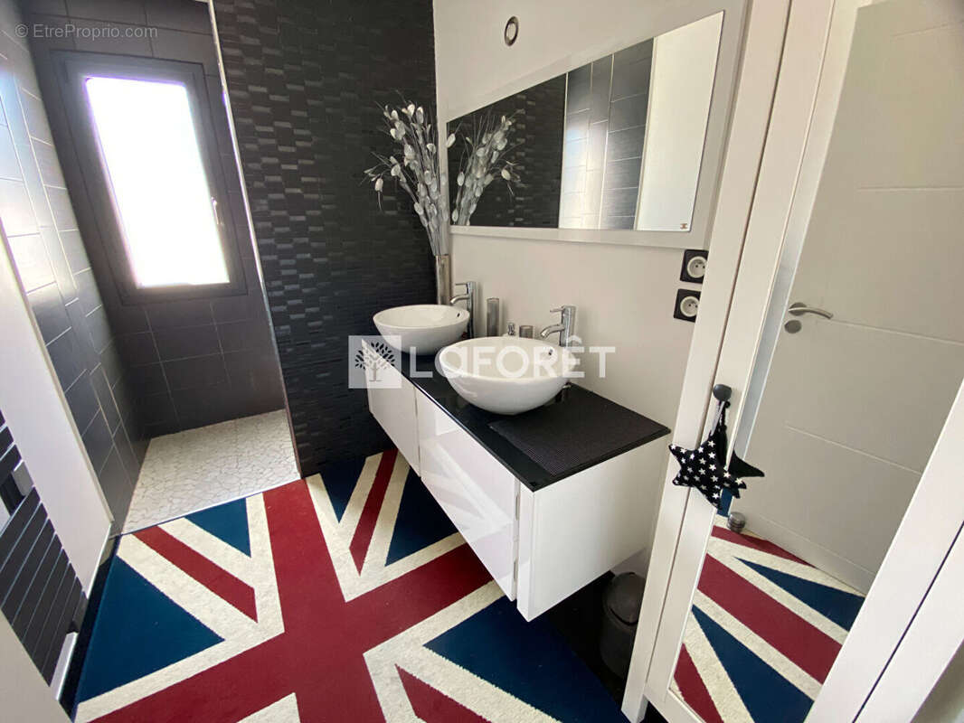 Maison à SAINT-JEAN-D'ILLAC