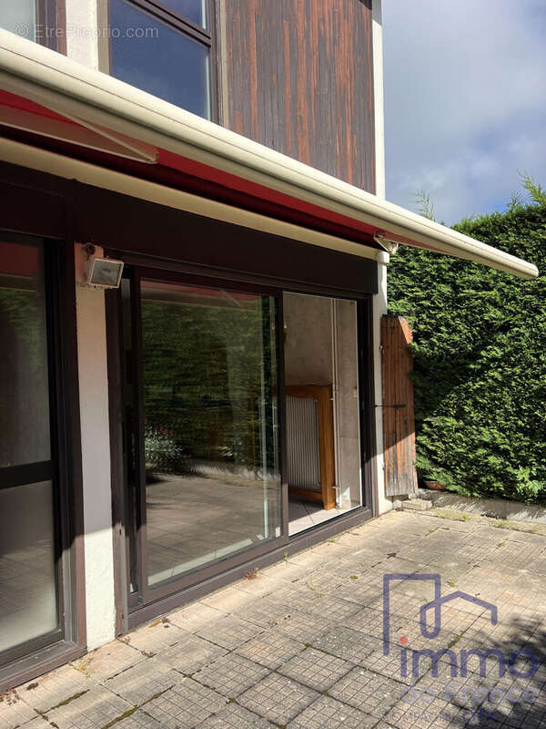 Appartement à SAINT-PRIEST-EN-JAREZ