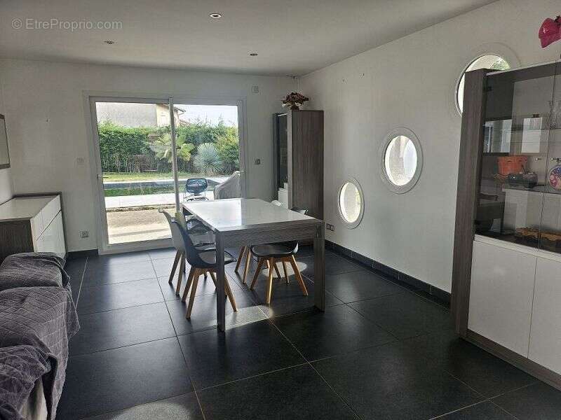 Maison à MONTROND-LES-BAINS