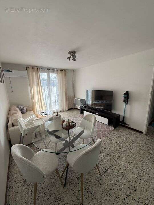 t2 - place de parking - loué - libre - 13013 - commodités - - Appartement à MARSEILLE-13E