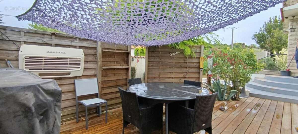 Maison à SAINT-LAURENT-DE-COGNAC