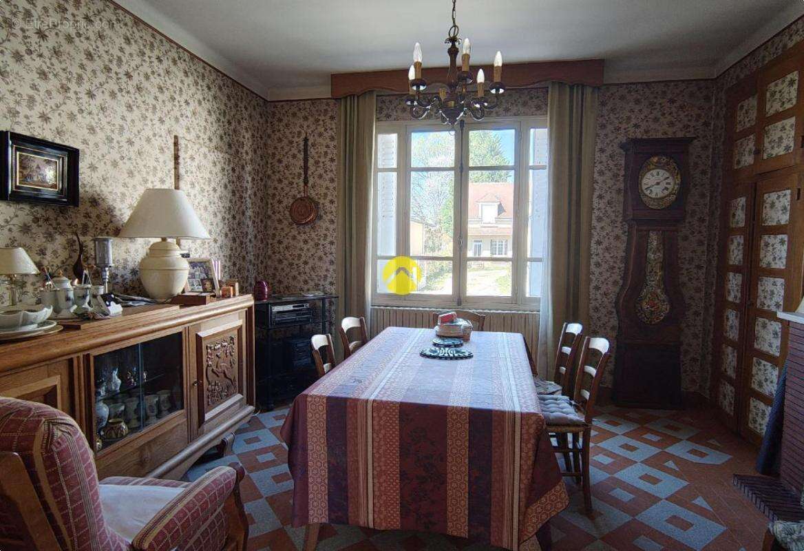 Maison à SAINT-DENIS-DE-JOUHET