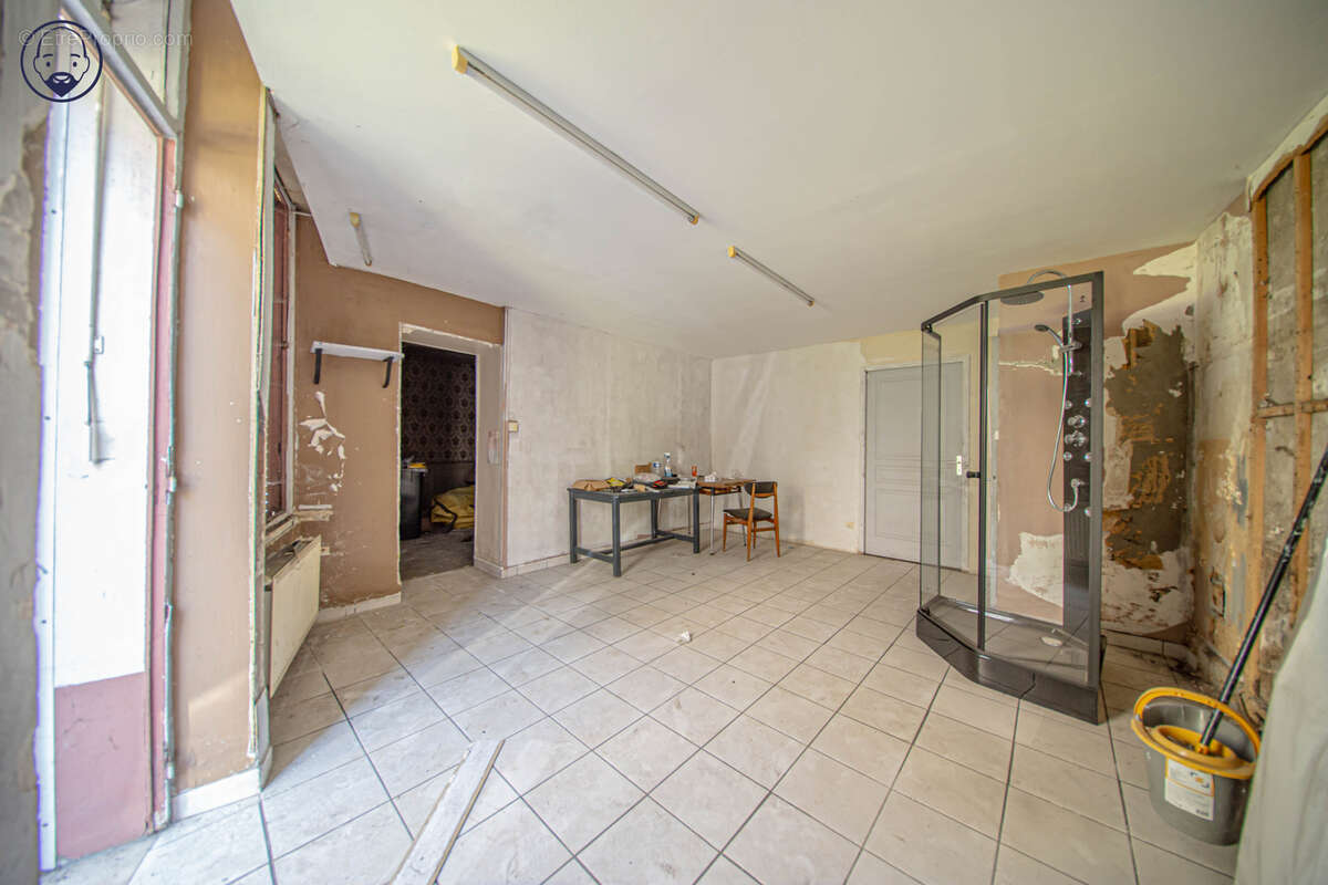 Maison de ville à rénover   Fort potentiel   Idéal investisseur ou résidence principale - photo 2