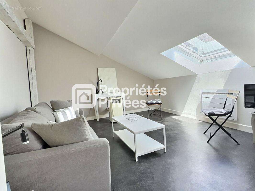 Superbe immeuble rénové d'env. 430m²  avec 7 appartements T2 meublés + 2 locaux commerciaux et caves en plein centre historique  - photo 14
