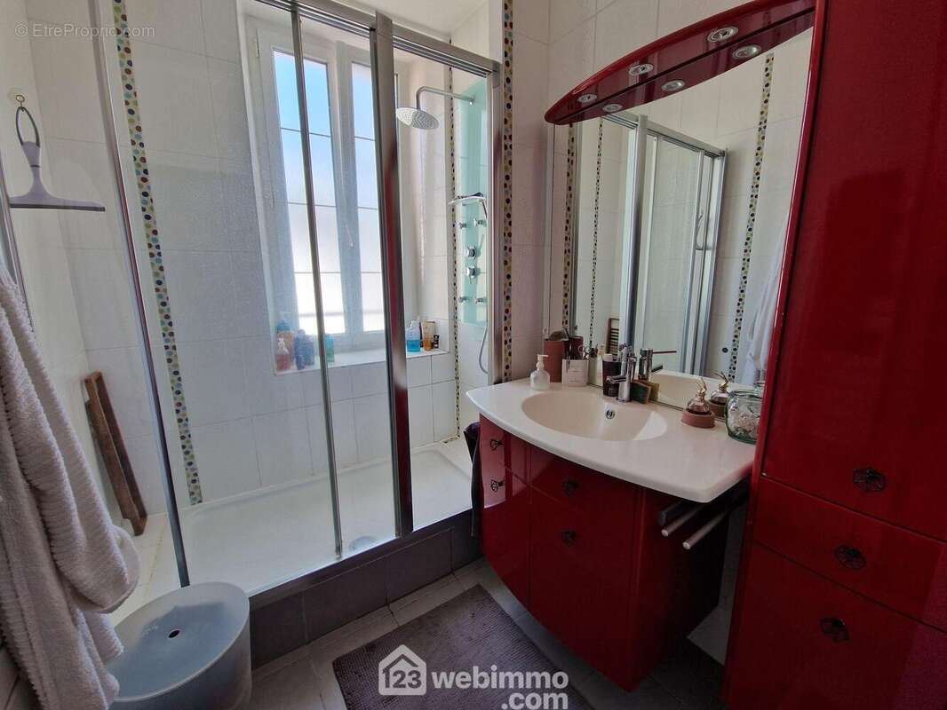 Une des salles d&#039;eau de la maison principale. - Maison à LA ROCHE-SUR-YON