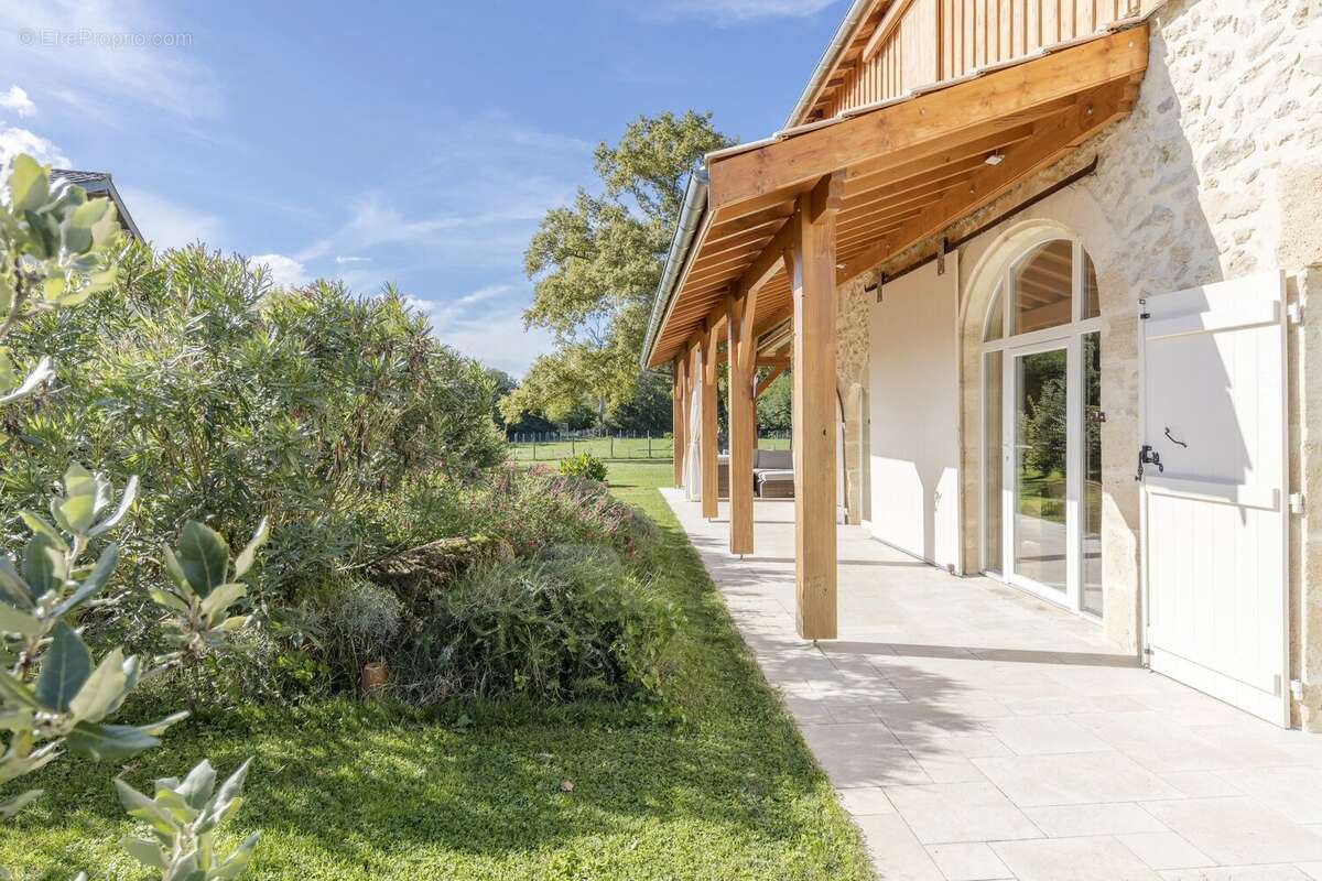 Superbe grange contemporaine rénovée, proche de Saint-Émilion. - photo 9
