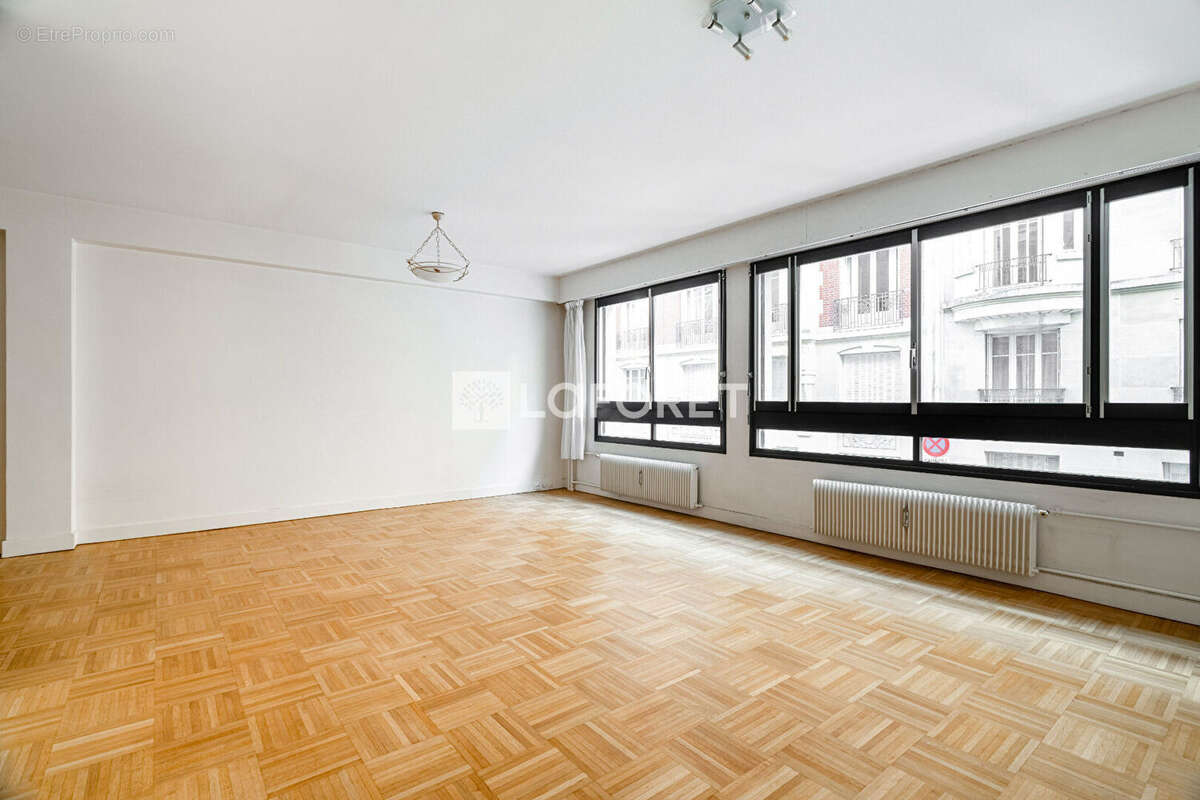 Appartement à PARIS-16E
