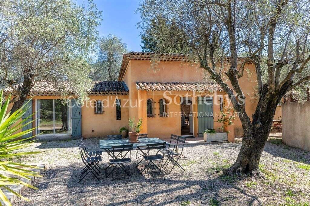 Maison à CHATEAUNEUF-GRASSE