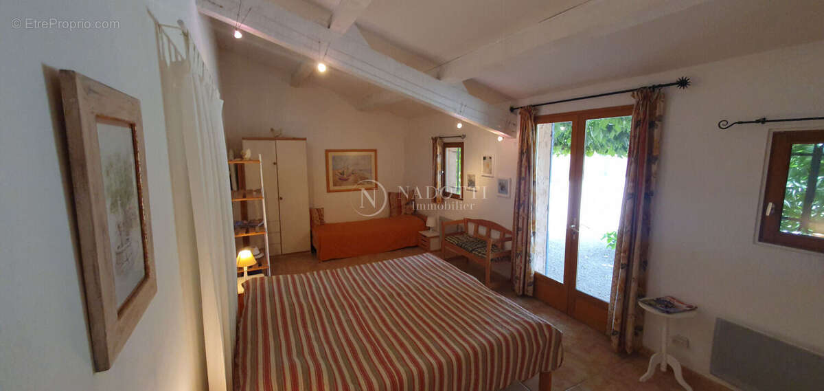 L'isle sur la Sorgue,  en Provence, superbe villa avec piscine sur 1500 m² de terrain clos. - photo 13