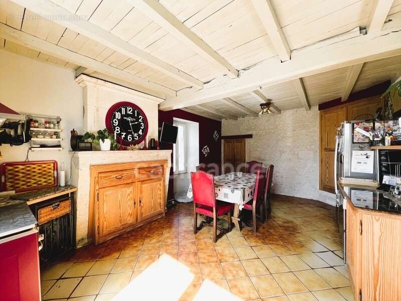 Propriété de caractère avec piscine et dépendances - Fort potentiel - Chevanceaux (17) - photo 6