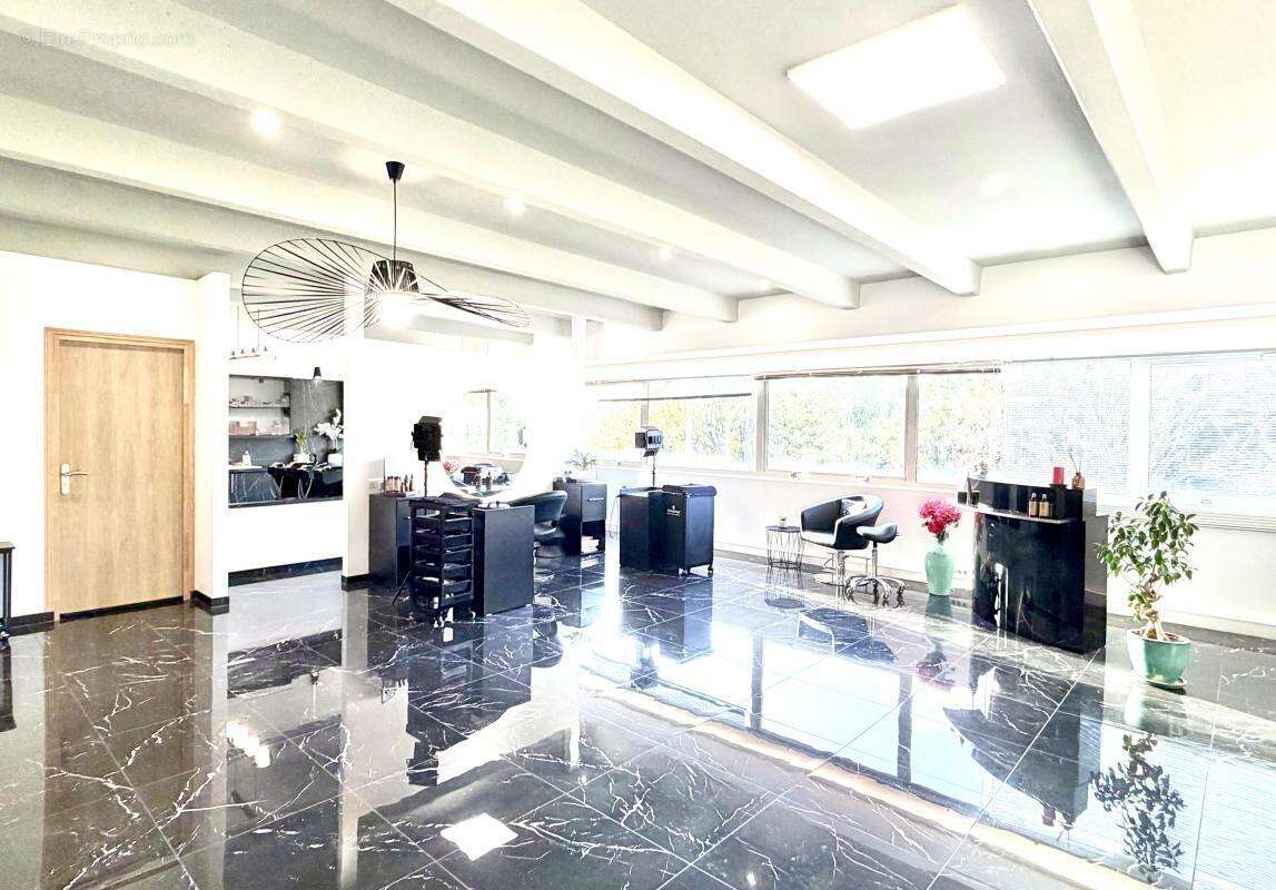 Commerce à LA GAUDE