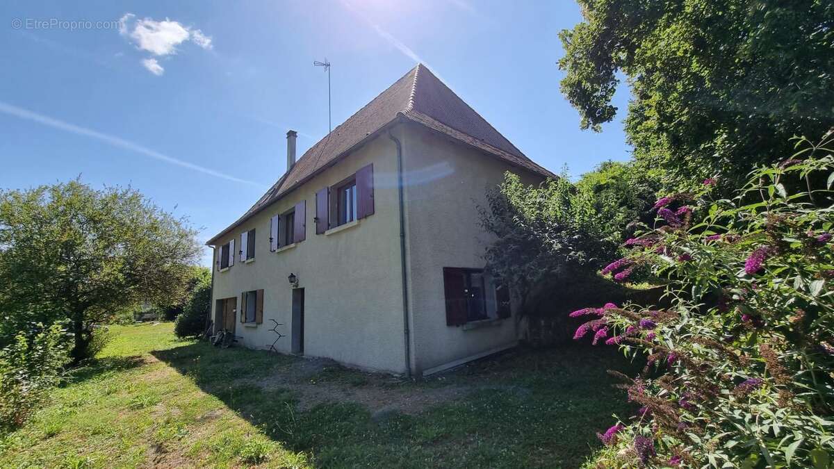 Maison à SAINT-PIERRE-DE-CHIGNAC