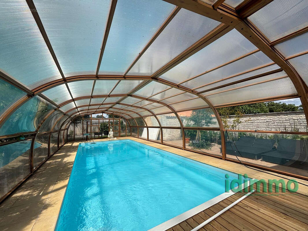 Magnifique ensemble immobilier de 350 m2, avec 2 logements , dans un lieu recherche, avec piscine sur un terra - photo 4