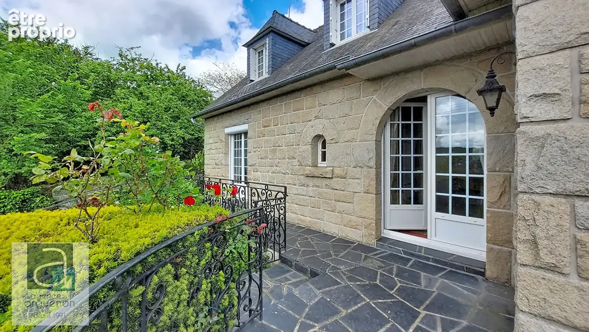 DINAN : Une adresse privilégiée à Dinan pour cette maison de plain-pied, avec jardin fleuri, et garage. - photo 4