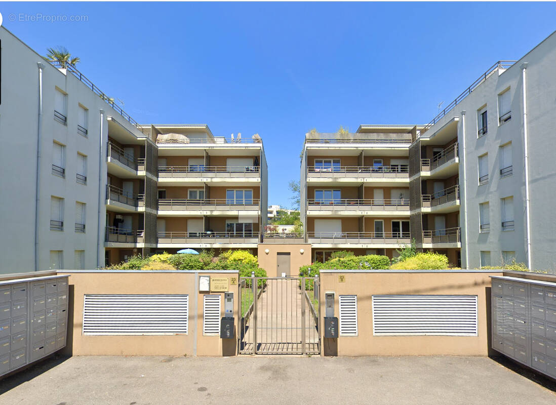 Parking à SAINT-PRIEST