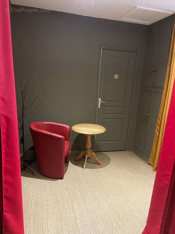 Très belle affaire pour cette boutique de vêtement en centre ville Vendôme.. - photo 5