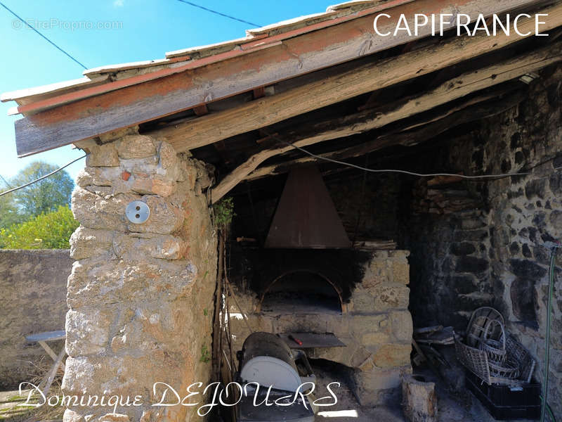 Maison à SAINT-MICHEL-DE-CHABRILLANOUX