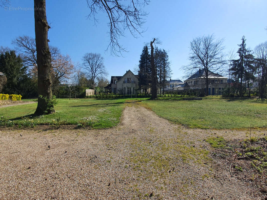 Terrain à LA CELLE-SAINT-CLOUD
