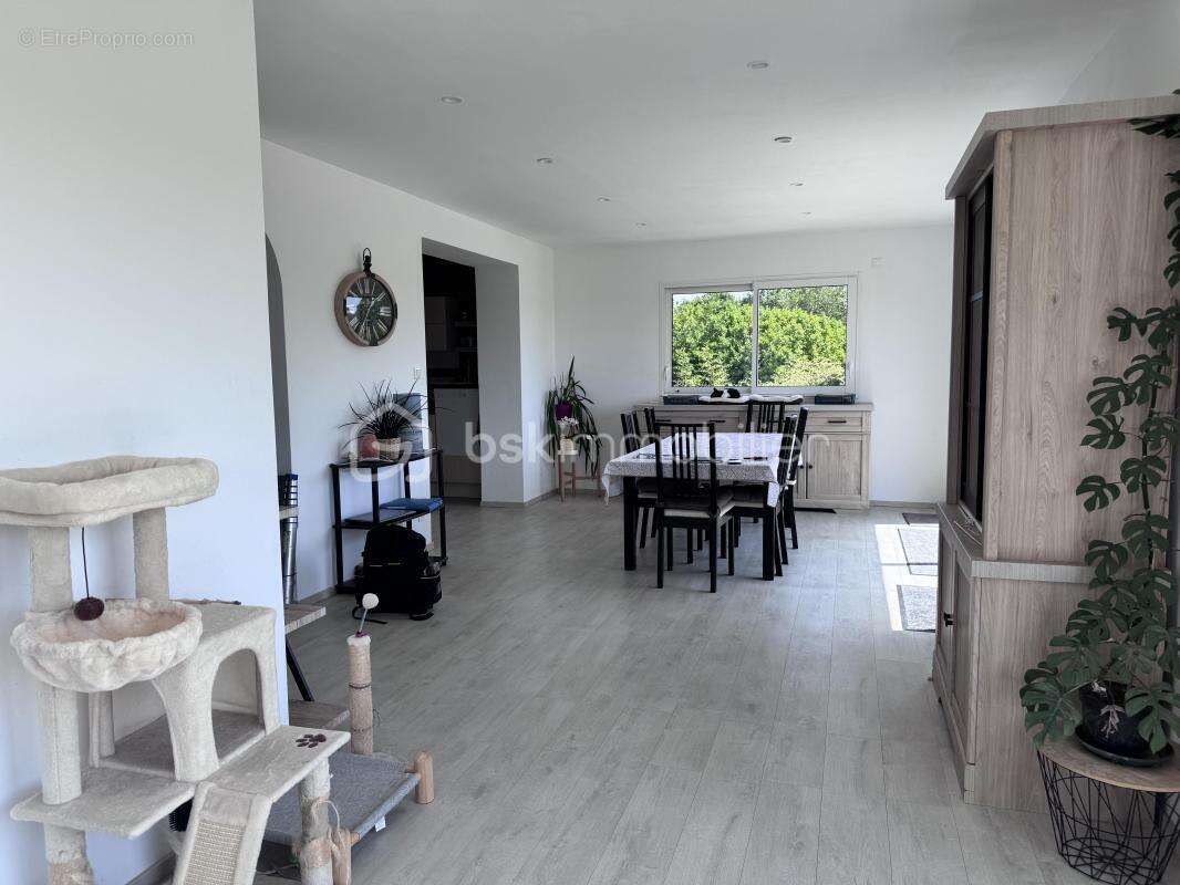 SAINT-VOUGAY – Maison familiale de 166 m² sur 4 100 m² de terrain - photo 3
