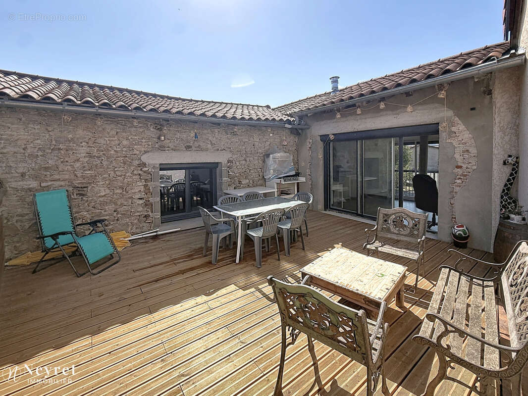 Tartaras   maison de village en pierre   env. 180 m2   4 chambres   garage 36m2 - photo 3