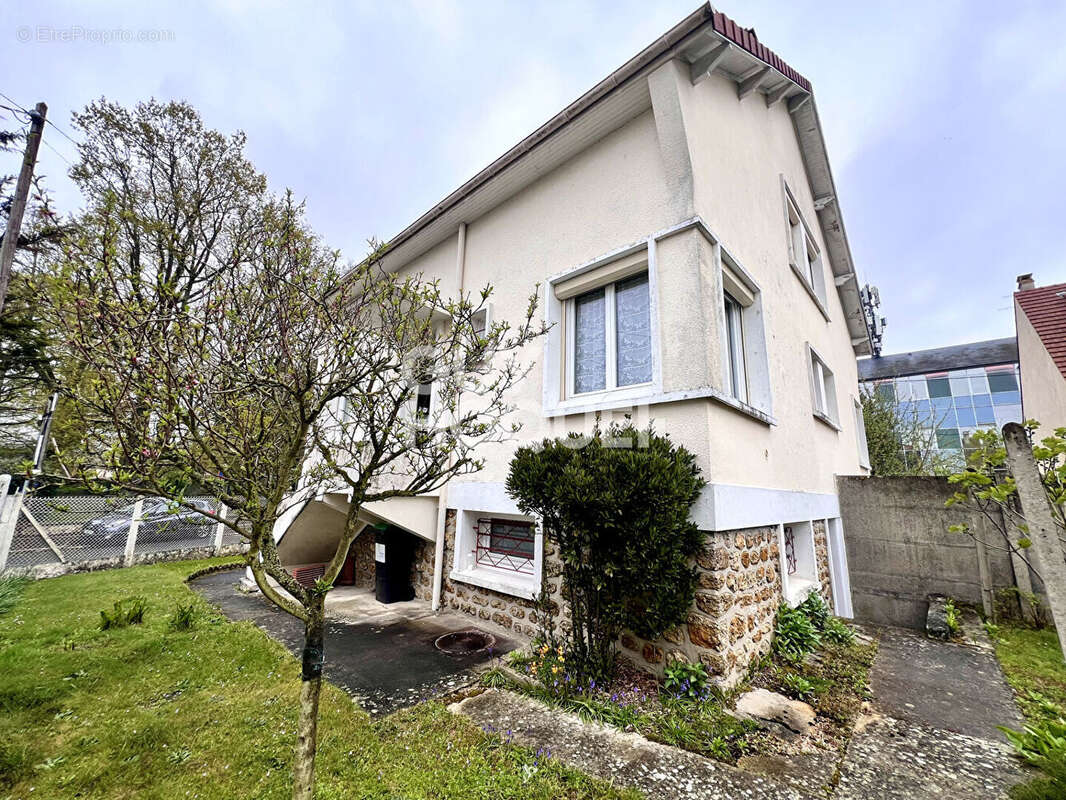 Maison à SAINTE-GENEVIEVE-DES-BOIS