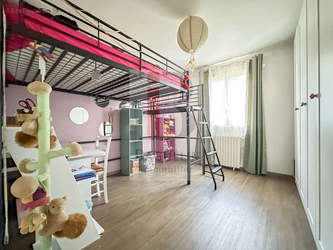 Maison à SAINT-LAURENT-DE-LA-PREE