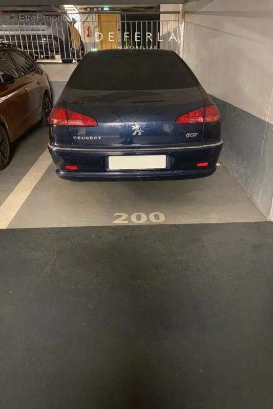 Parking à PARIS-7E