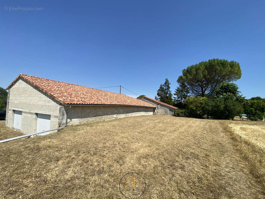 Ensemble immobilier   2 maisons + garages + grange   Bessac (16) - photo 19
