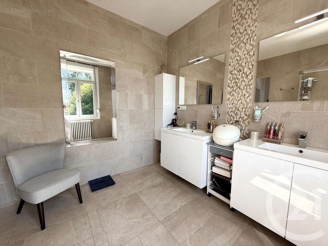 Maison 164 m² à Saint-Quentin  - photo 13
