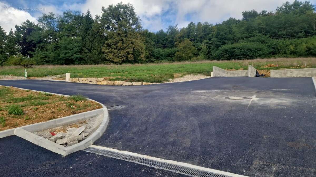 Terrain à NEUVILLE-SUR-AIN