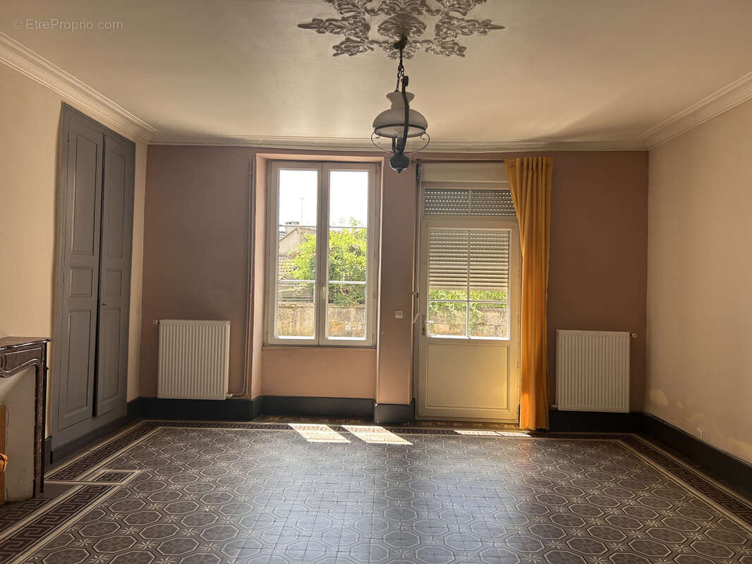 A VENDRE - Maison 5 pièces avec jardin et dépendances à Prissac - photo 3
