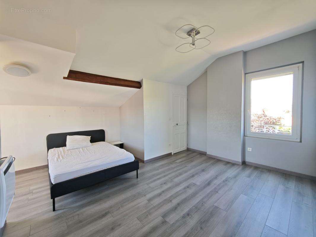 Maison à vendre 8 pièces LES MARTRES DE VEYRE (63) - photo 8