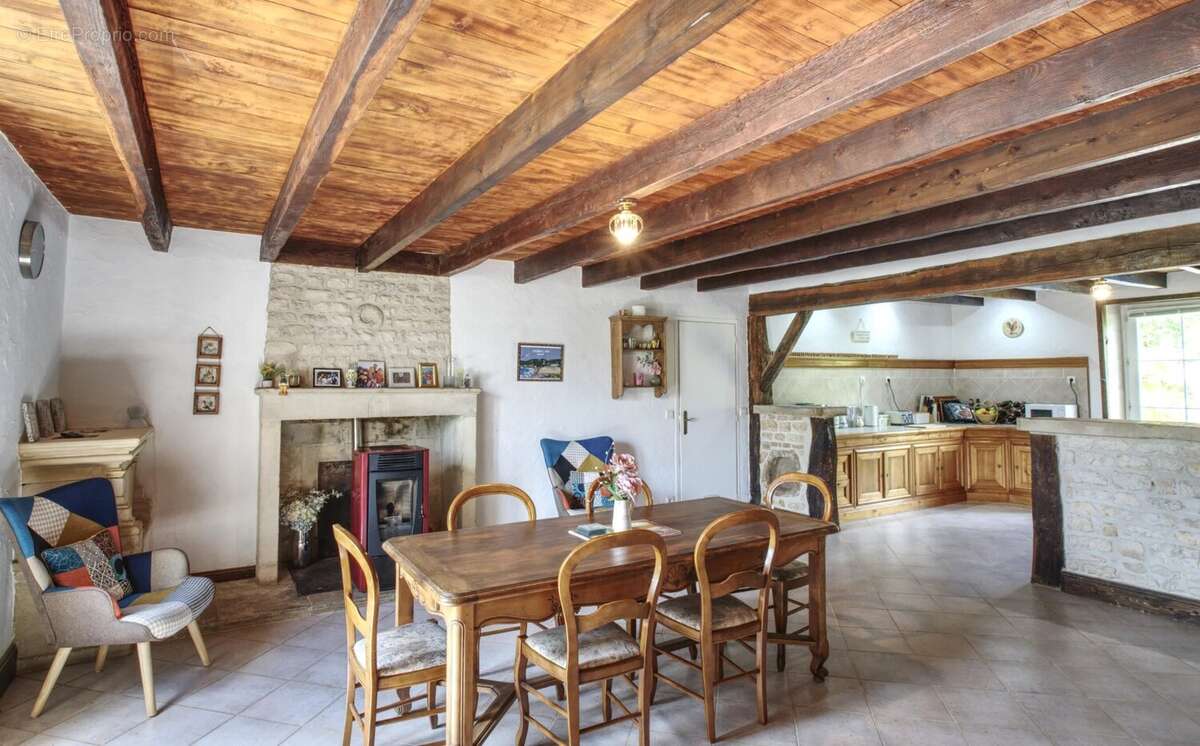 Maison en pierre spacieuse avec grand gîte (4/6 chambres) au cœur d’un village recherché - photo 5
