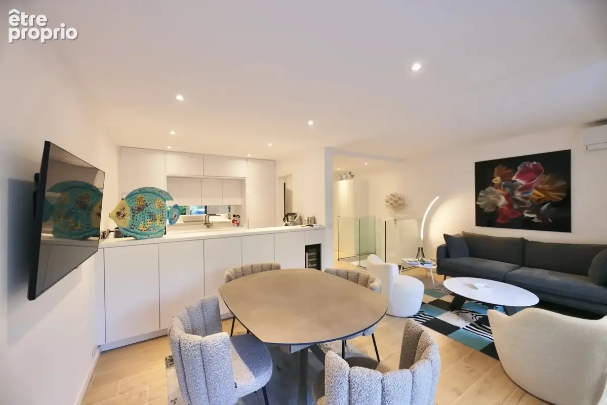 SAINT-TROPEZ : Appartement 4 pièces de 80 m² entièrement rénové, jardin de 100 m², piscine - photo 2