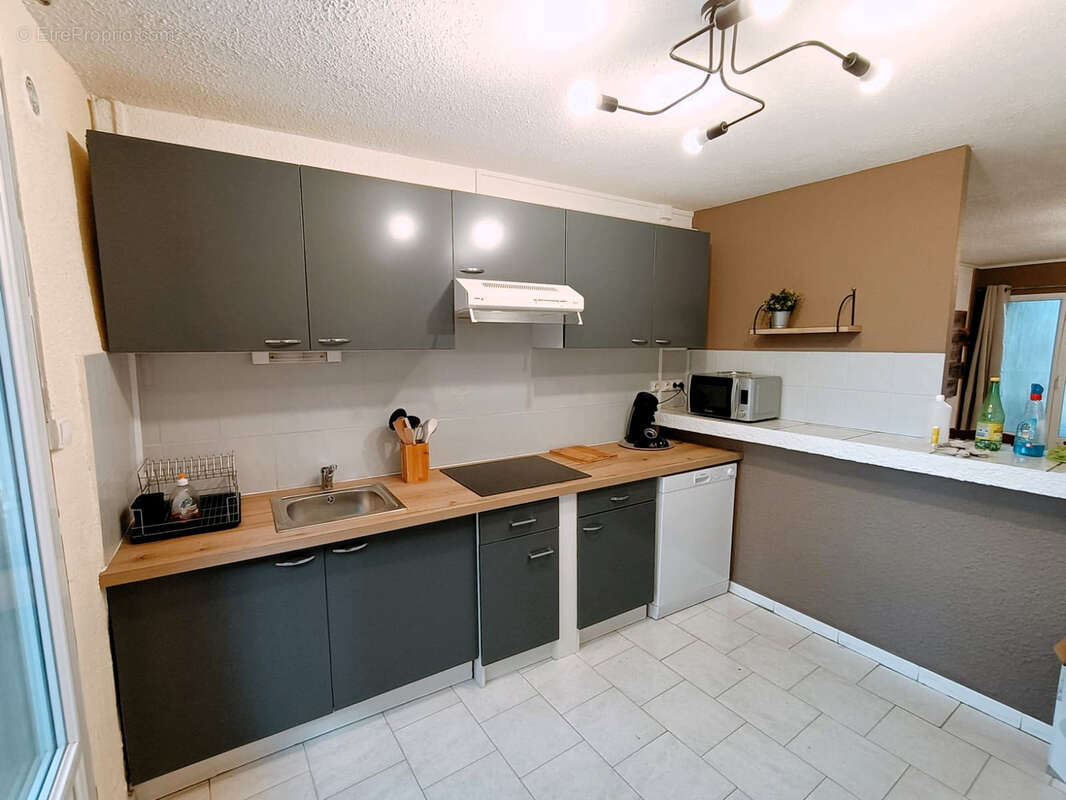 Appartement T4, vue, terrasse et parking (Chataignier), résidence fermée avec piscine et terrain de pétanque - photo 3