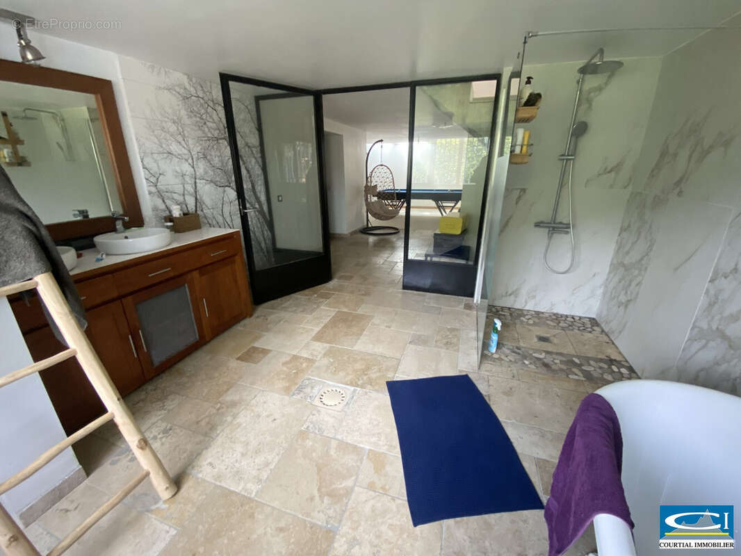 Maison à SAINT-JEAN-DE-MUZOLS