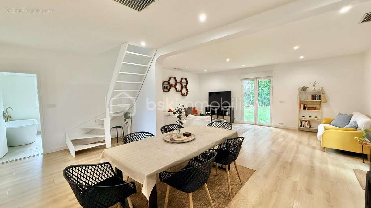 Vence – Centre à pied : maison individuelle 200 m², 4 chambres, domotique & panneaux solaires - photo 3