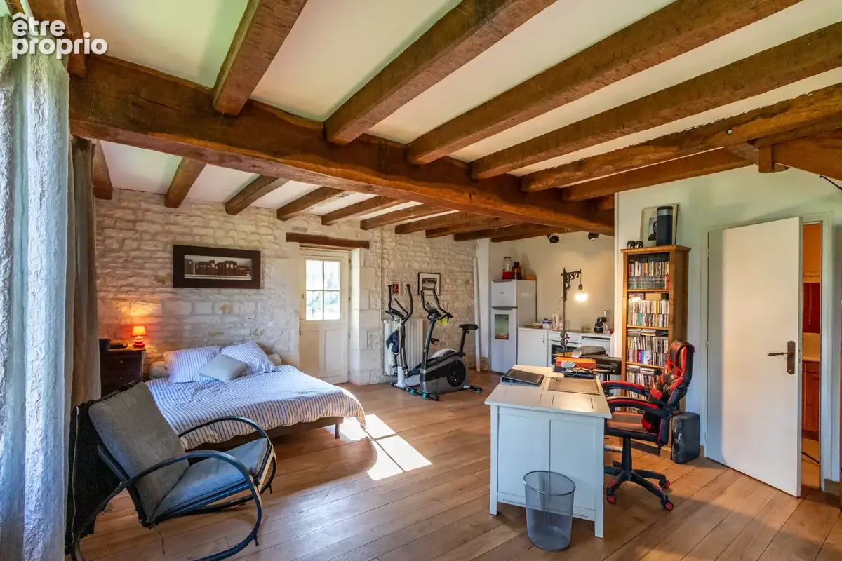 Propriété saintongeaise, 3 logements, 7 chambres, piscine, nombreuses dépendances, terrain 2 hectares - photo 8