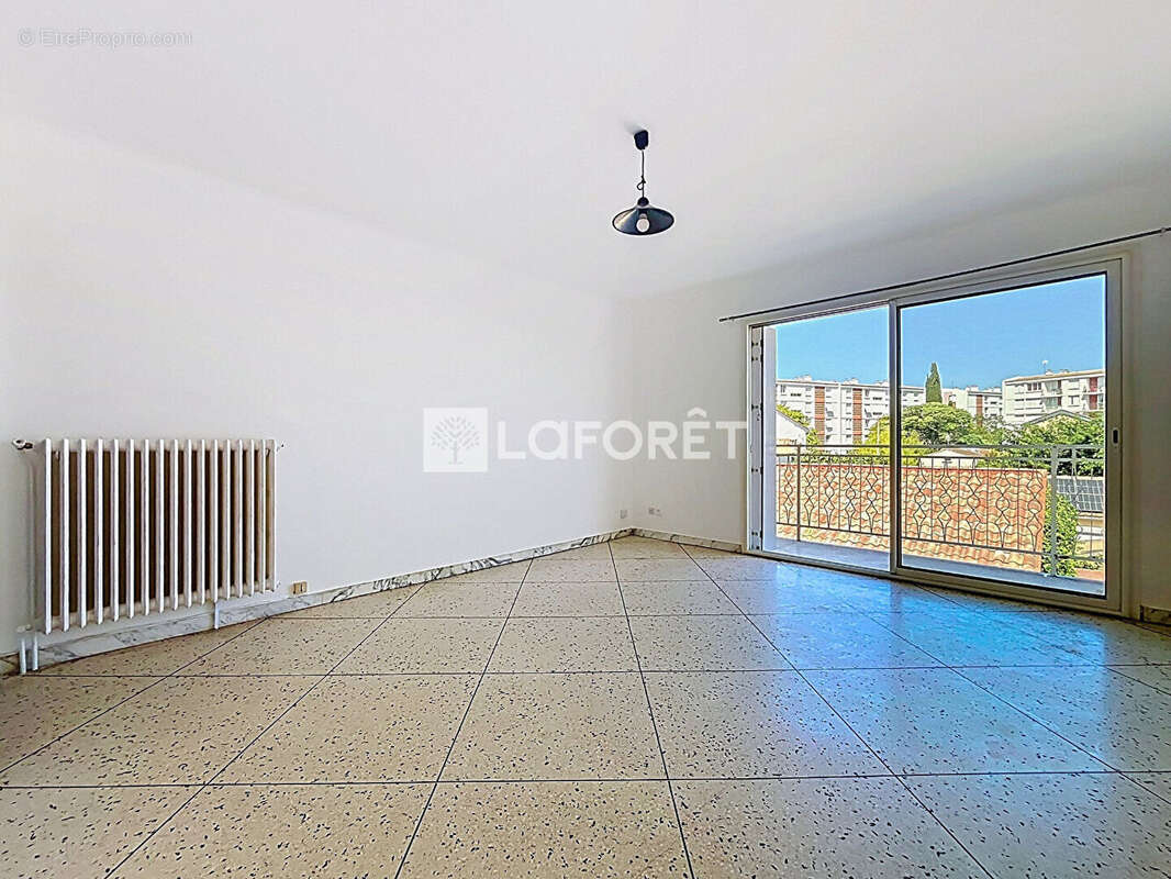 Studio 30 m² avec balcon, parking et cellier - Quartier Estanove - photo 3