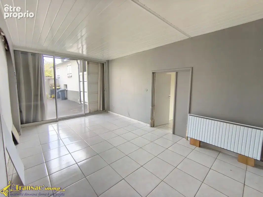 À Lezoux, maison type F5 avec terrain et dépendance attenante. - photo 3