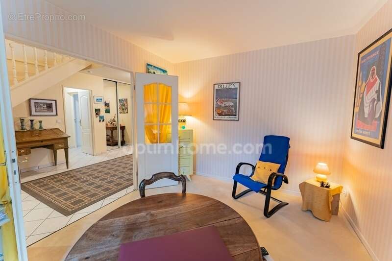 SAINT-PRIX, VAL D’OISE (95) : Propriété de 230 m² habitables (255 m² au sol) - 9 pièces principales - 7 chambres - 3 garages – P - photo 9