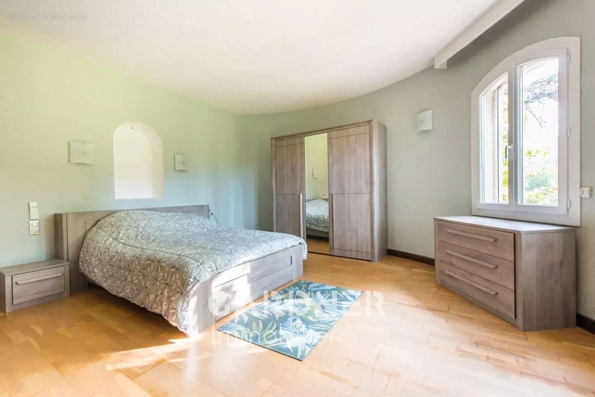 Maison de Maitre Type 7 de 220m2 + Dépendance 280m2. - photo 11